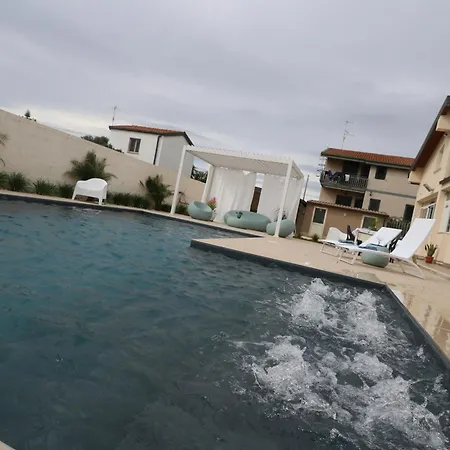 Eumenidi Intera With Pool Lägenhet